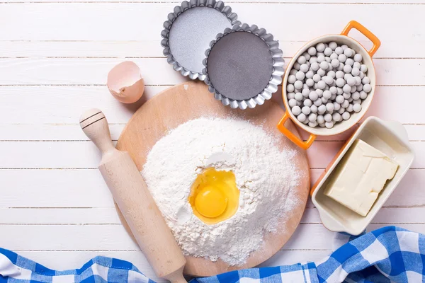 Zutaten und Utensilien für die Teigherstellung — Stockfoto