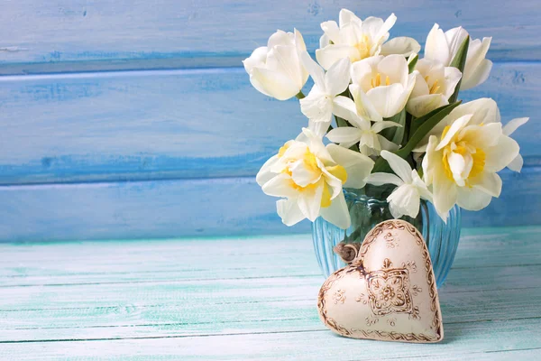 Srdce a žluté květiny Narcis — Stock fotografie