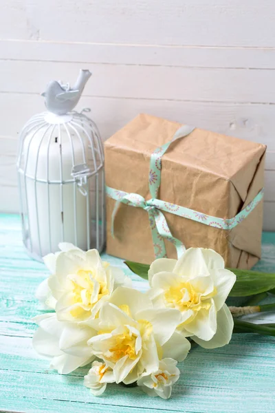 Narcisos, velas y caja de regalo — Foto de Stock