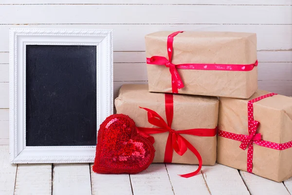 Dárkové krabičky a dekorativní srdce — Stock fotografie
