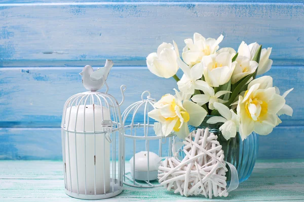 Witte narcissen en tulpen — Stockfoto