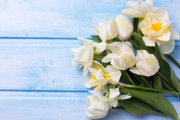 Inschrijving witte en gele bloemen — Stockfoto