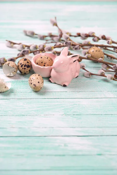 Huevos de codorniz, conejo de Pascua decorativo —  Fotos de Stock