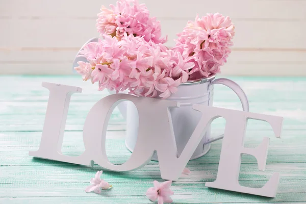 Woord liefde en roze bloemen — Stockfoto