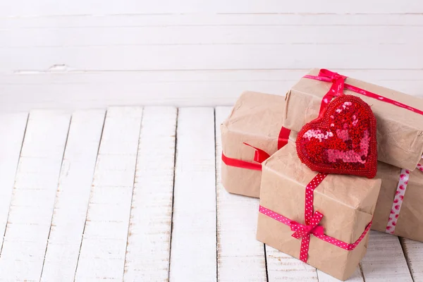 Cajas de regalo y corazón decorativo —  Fotos de Stock