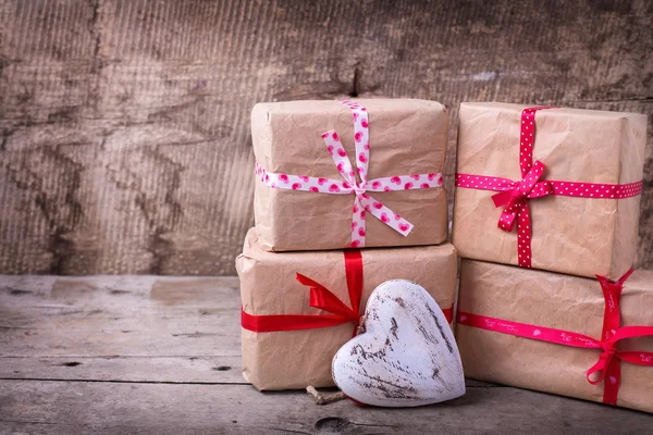 Κουτιά δώρων και διακοσμητική καρδιά — Φωτογραφία Αρχείου