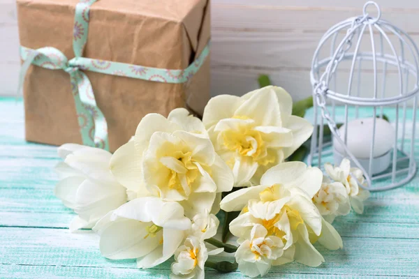 Narcisos, velas y caja de regalo — Foto de Stock