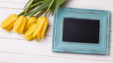 Sarı laleler ve boş yazı tahtası
