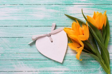 Sarı laleler ve dekoratif kalp
