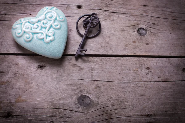 Dekorativt hjärta och vintage nyckel — Stockfoto