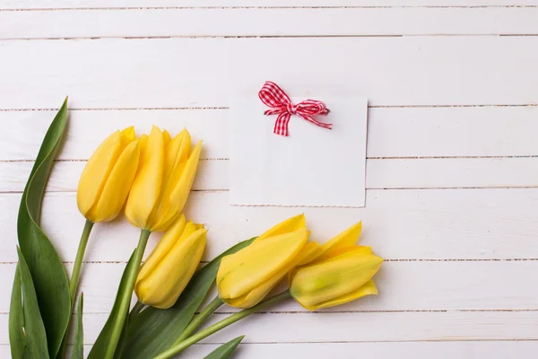 Żółte tulipany i pusty tag — Zdjęcie stockowe