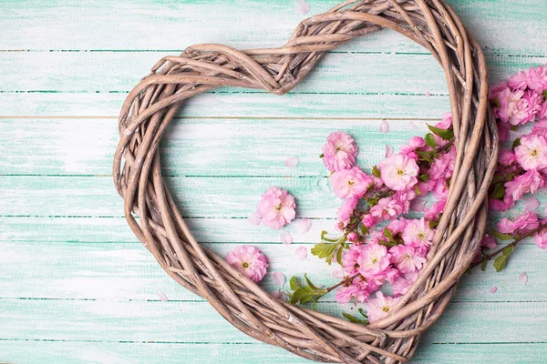 Dekorativt hjärta och rosa blommor — Stockfoto