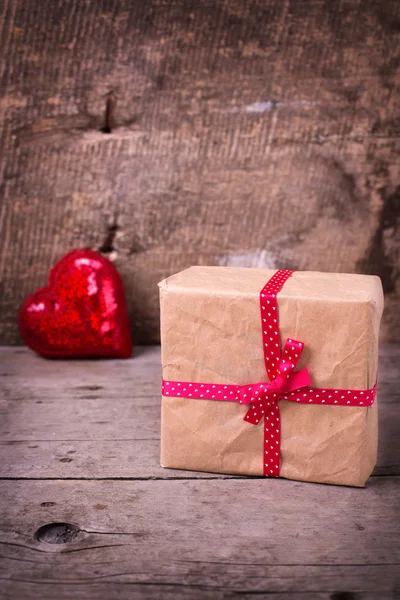 Caja de regalo y corazón decorativo —  Fotos de Stock