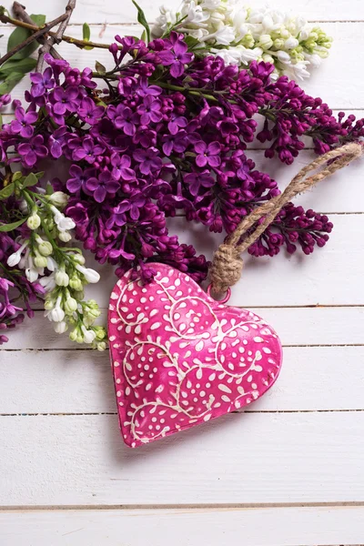 Cuore decorativo e fiori lilla — Foto Stock