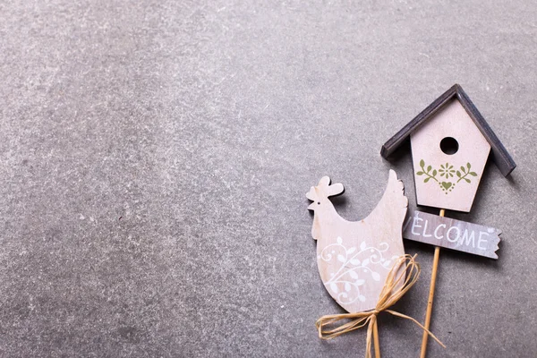 Easter hen and bird house — Stock Photo, Image