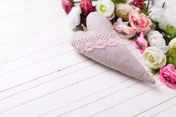 Roze bloemen en decoratieve hart — Stockfoto