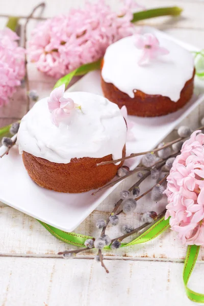 Osterkuchen, Hyazinthen, Weidenzweige — Stockfoto