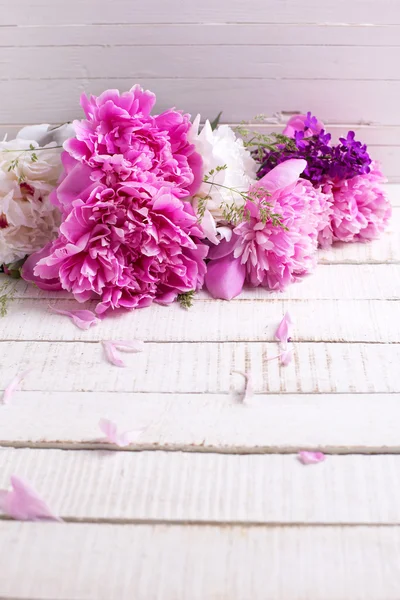 Beyaz ve pembe peonies — Stok fotoğraf