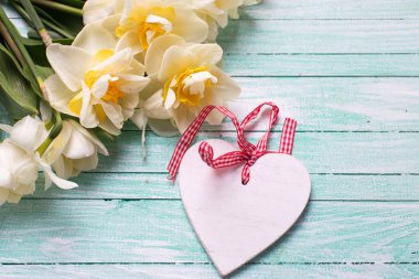 Nergis çiçekleri ve dekoratif kalp 