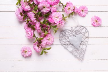 Pembe çiçekler ve gri dekoratif kalp