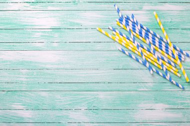 Parlak mavi ve sarı kağıt pipetler