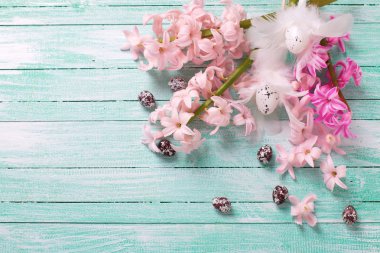 Pembe çiçekler ve dekoratif Paskalya yumurtaları