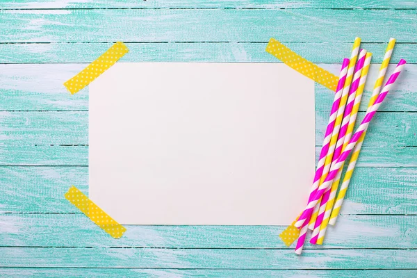 Bright paper straws and empty tag — Stock Photo, Image