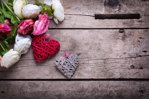 Hintergrund mit Blumen und dekorativen Herzen — Stockfoto