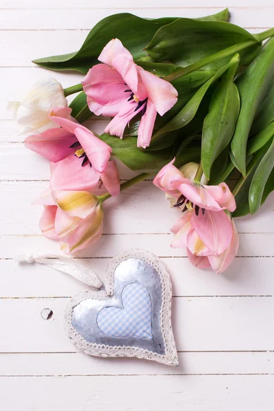 Roze tulpen en decoratieve hart — Stockfoto