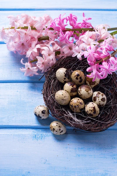Dekorativní velikonoční vejce Růžové květiny — Stock fotografie