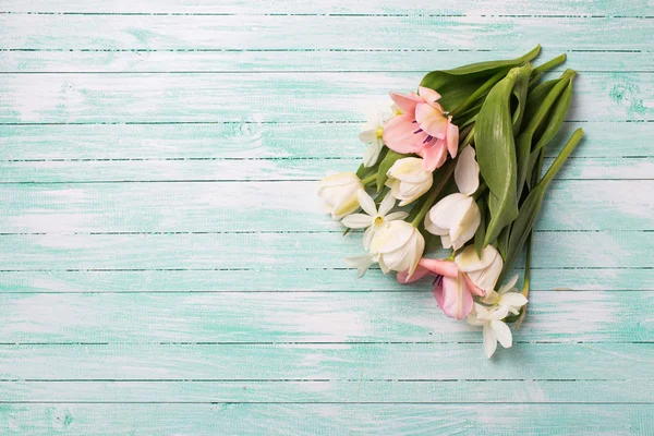 Tulpen en narcissen op houten achtergrond — Stockfoto