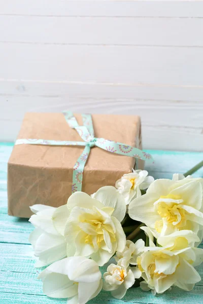 Cartão postal com flores de narciso e caixa de presente — Fotografia de Stock