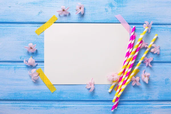 Paper straws, flowers and empty tag — Stock Photo, Image