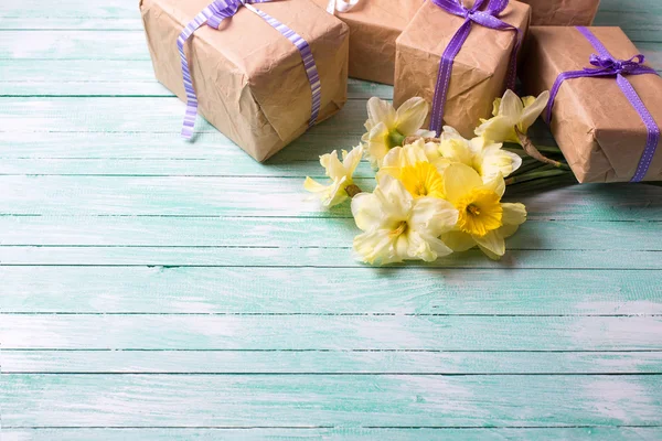 Bunch of daffodils  and wrapped gift boxes — Stock Photo, Image