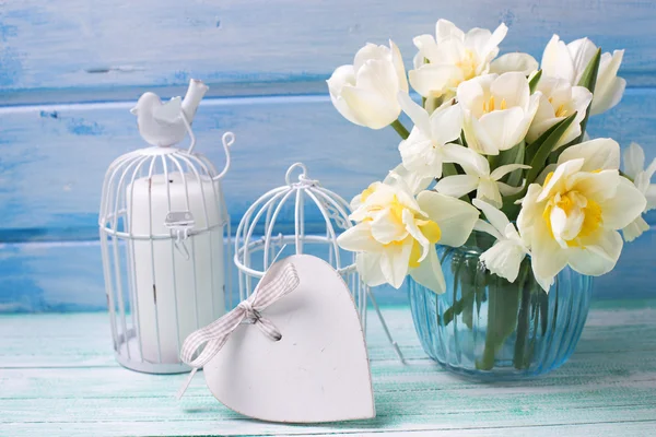 Daffodils and tulips in blue vase — Stock Photo, Image