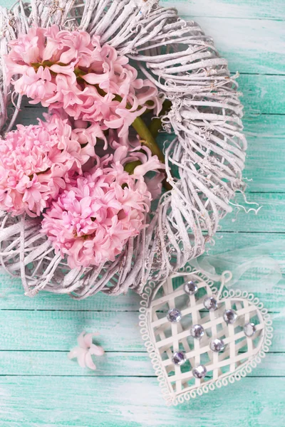 Flores de jacintos em grinalda e coração decorativo — Fotografia de Stock