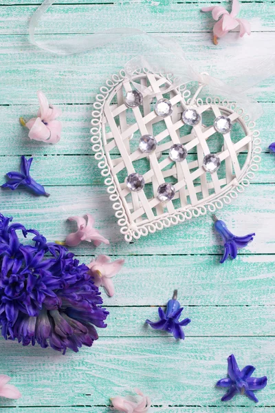 Dekorativa hjärta och hyacint blommor — Stockfoto