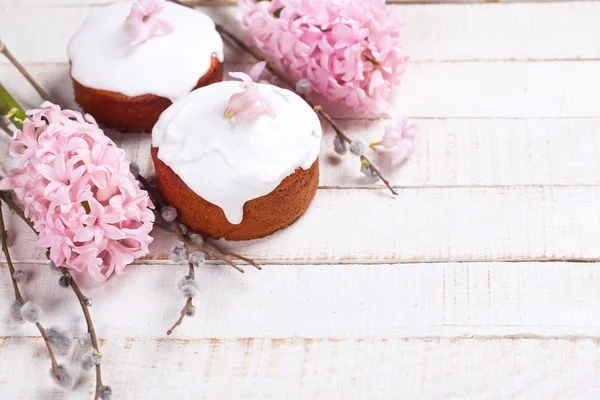 Osterhintergrund mit Kuchen und Blumen — Stockfoto