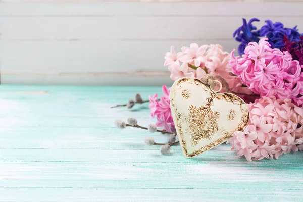 Гиацинты и декоративное сердце — стоковое фото