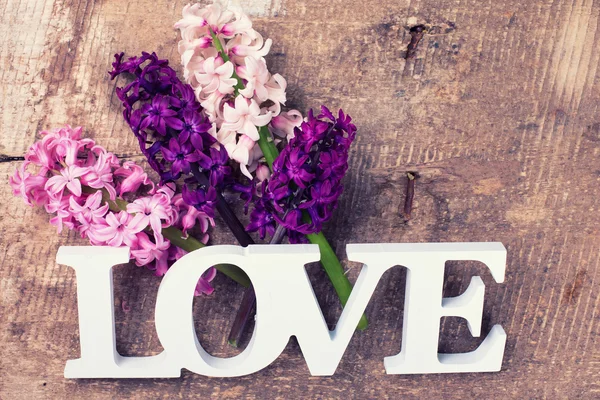 Flores frescas de jacinto y palabra amor —  Fotos de Stock