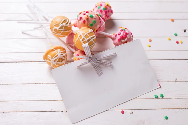 Cake Pops und leere Tags — Stockfoto