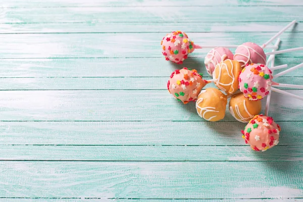 Cake pops on wooden background — Stock Photo, Image