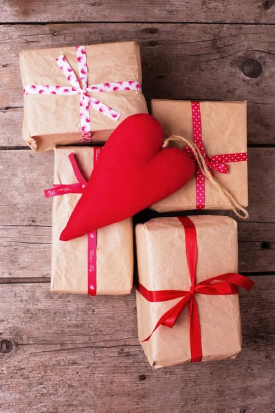 Caixas de presente e coração decorativo vermelho — Fotografia de Stock