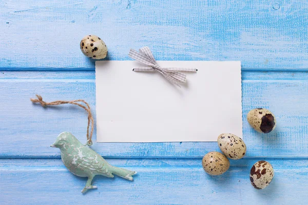 Dekorativní ptáci, velikonoční vajíčka a značka — Stock fotografie