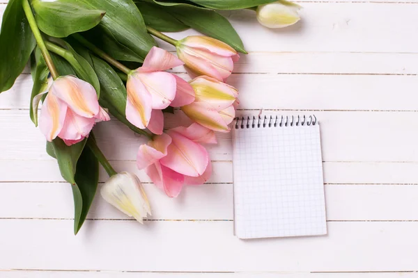 Pembe laleler ve boş açık defter — Stok fotoğraf