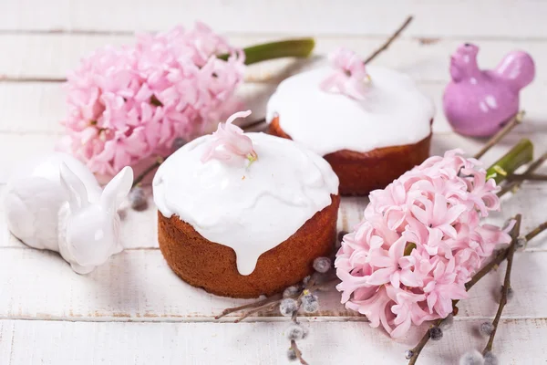 Osterhintergrund mit Kuchen und Blumen — Stockfoto