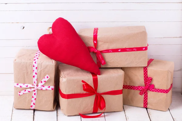 Cajas de regalo y corazón decorativo rojo — Foto de Stock