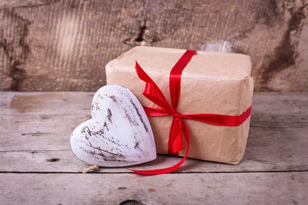 Caja de regalo festivo y corazón decorativo — Foto de Stock