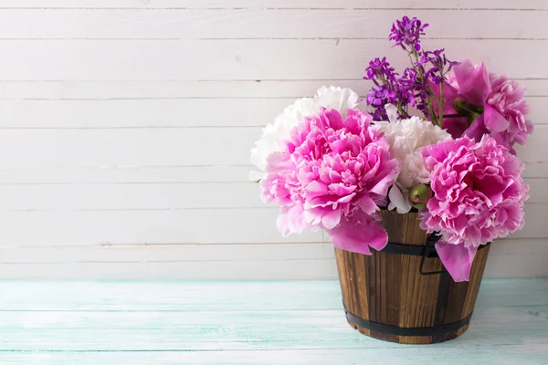 Flores frescas de peonía en cubo — Foto de Stock