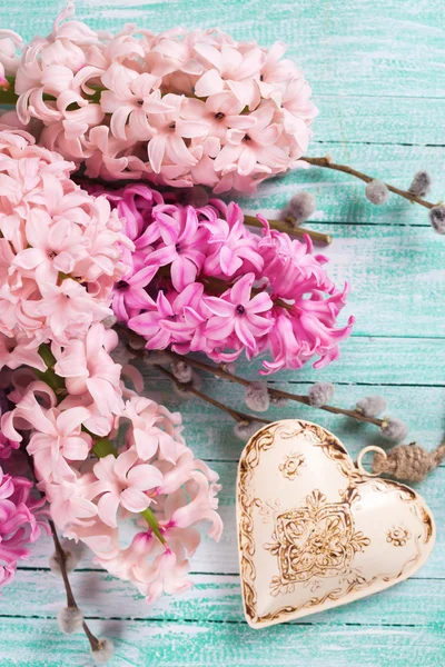 Różowy Hiacynty i ozdobny serce — Zdjęcie stockowe